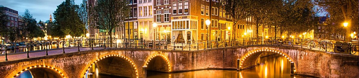 Grachten van Amsterdam bij avond