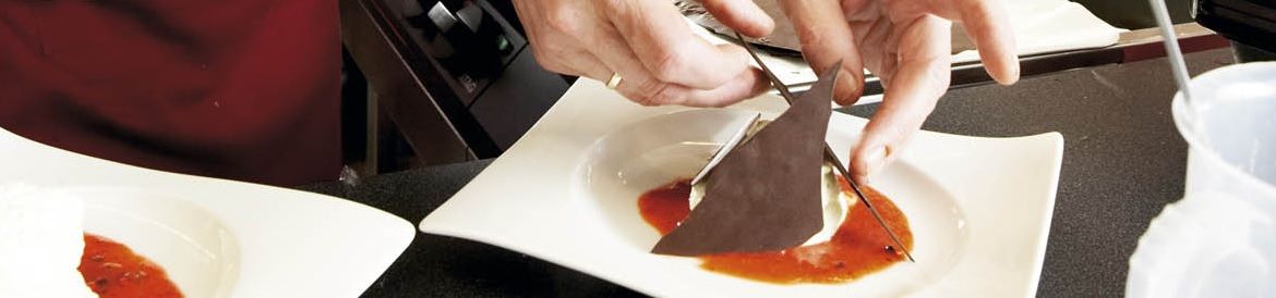 Een dessert wordt opgemaakt