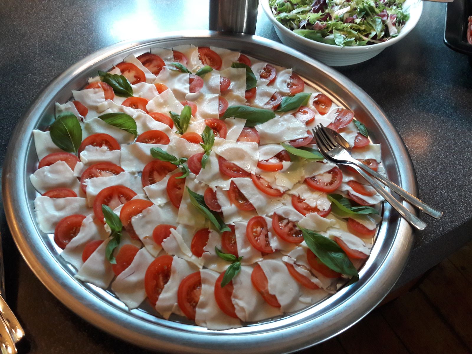 Schaal met tomaat en mozzarella