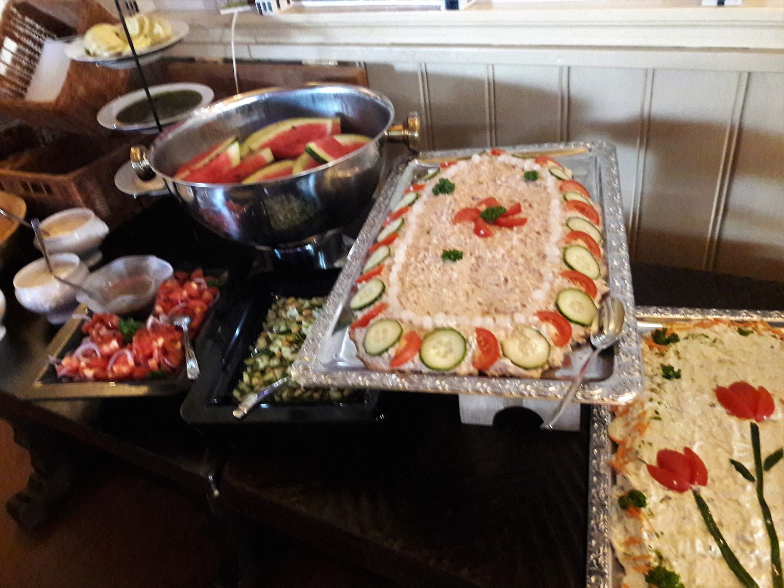 Rijk gevuld buffet met salades en gerechten