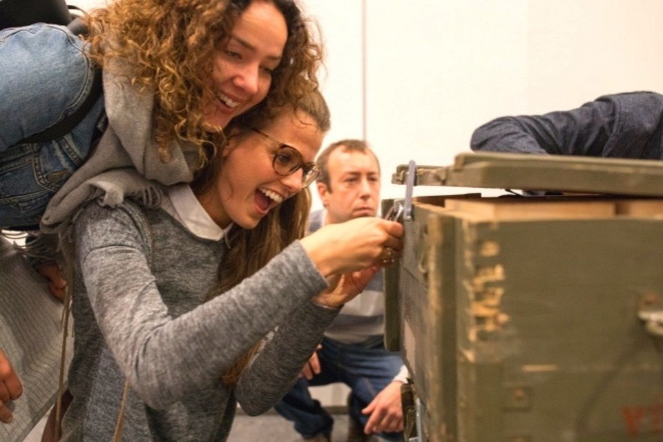 Team lost puzzels op tijdens een escape game aan tafel