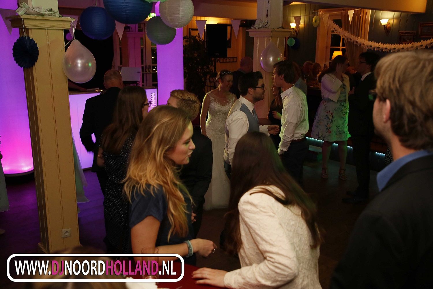 Feestverlichting en gasten in de zaal