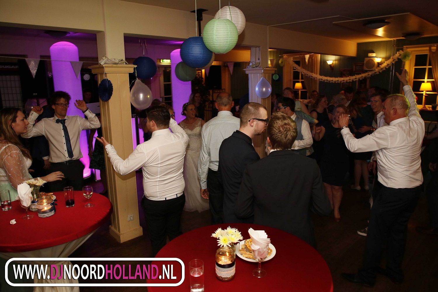 Feestende gasten op de dansvloer van Gasthoeve Adrichem