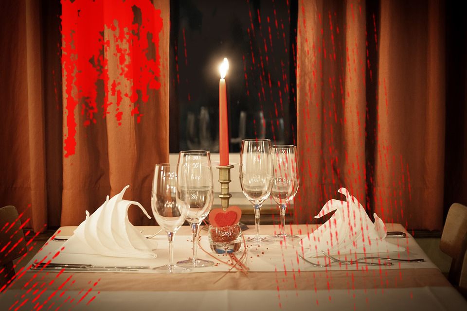 Gedekte tafel met kaarslicht in mysterieuze sfeer