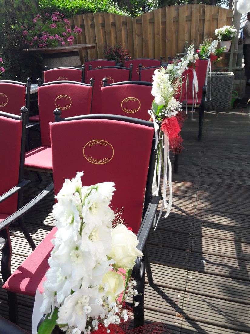 Versierde stoelen op het terras