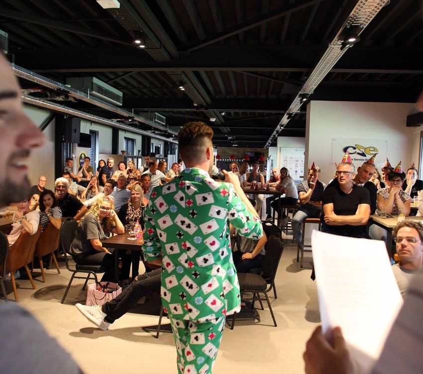 Groep tijdens een interactieve activiteit