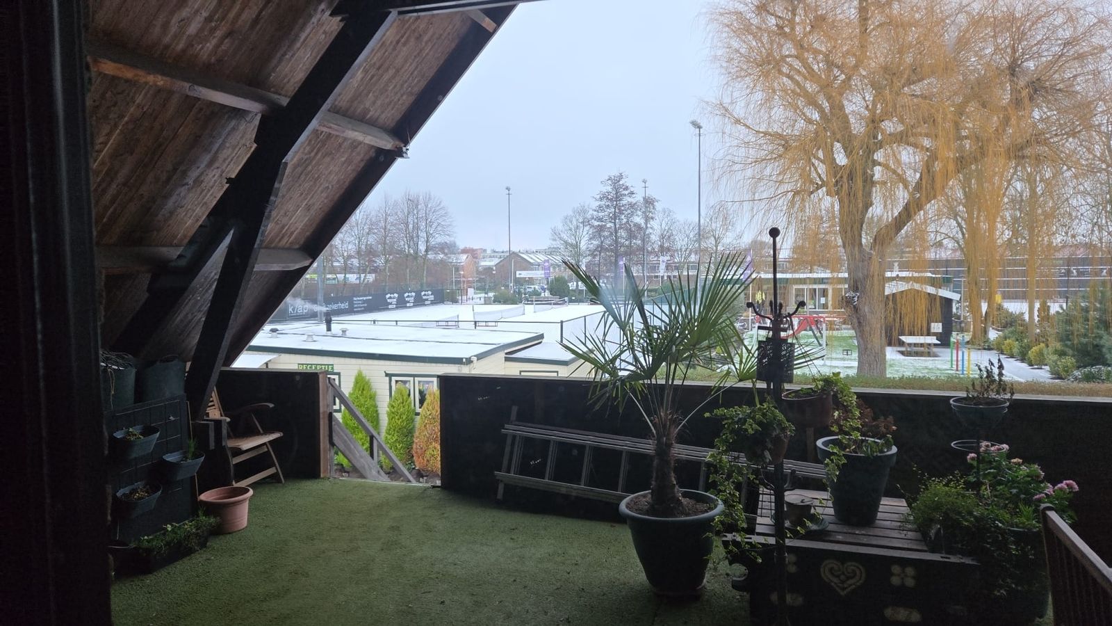 Winterse blik op het tennispark vanaf het terras van clubhuis Center Court