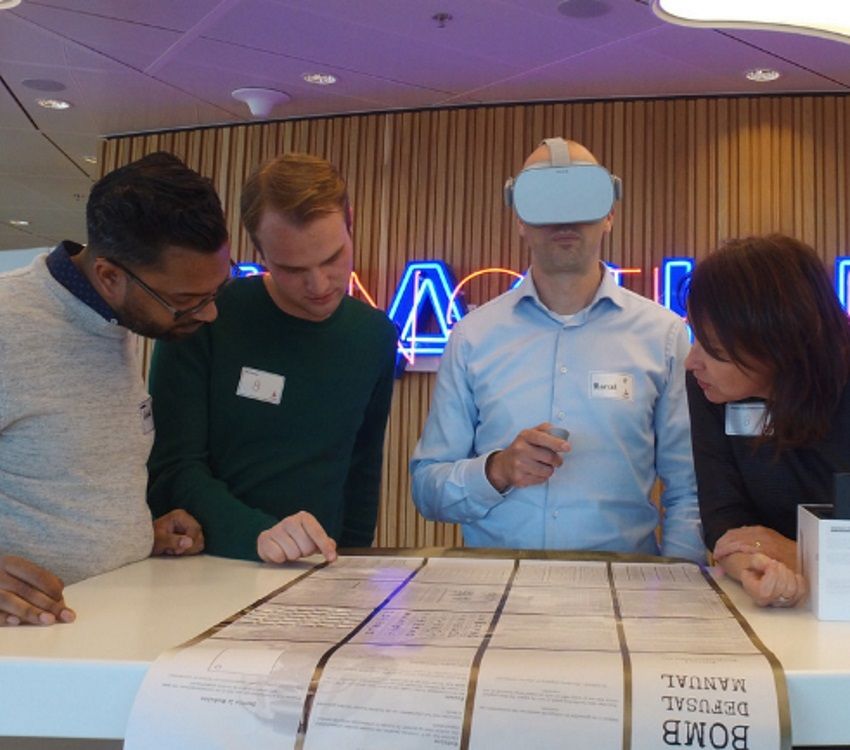 Deelnemers met een VR-bril tijdens een teambuilding